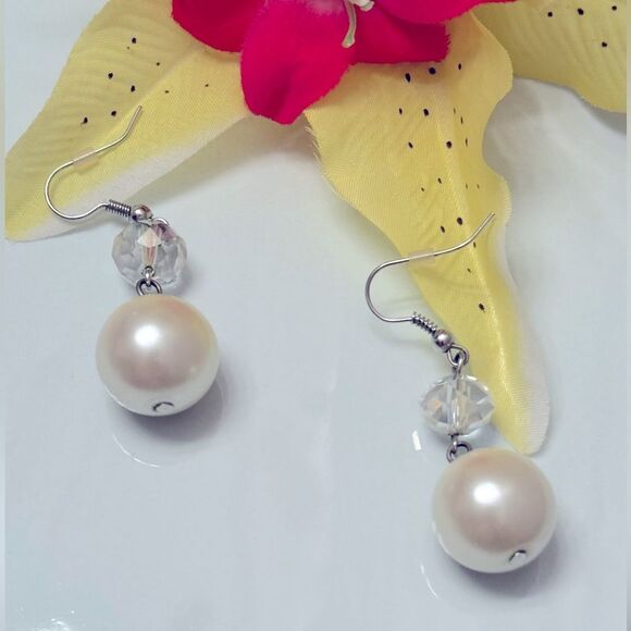 Jewelry - Super cute! Fun faux pearl beaded earrings!